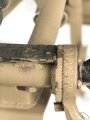 Lafette für MG 42, jugoslawische Fertigung nach 1945. Neuzeitlich lackiert und mit REPRO Überschießtafel versehen. Ungereinigtes Stück