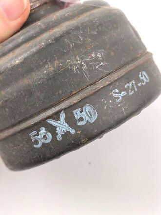 Gasmaskenfilter Wehrmacht, Filtereinsatz 41. Originallack, ungereinigt, Schraubkappe sitzt fest. Nsch dem Krieg von der tschechischen Armee vereinnahmt und entsprechend gestempelt