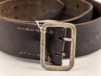 Zweidornkoppel für Führer von Parteiverbänden. Ungereinigtes Stück mit RZM Stempel auf der defekten Schliesse. Gesamtlänge 118cm