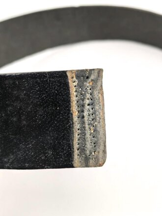 Koppelriemen aus Preßpappe für Angehörige von Parteiverbänden. Defekt, Gesamtlänge 83cmcm, Verstelllasche neuzeitlich ergänzt