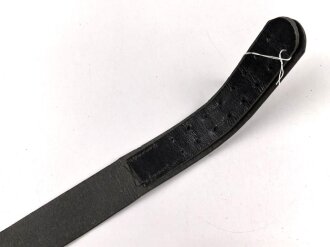 Koppelriemen aus Preßpappe für Angehörige von Parteiverbänden. Defekt, Gesamtlänge 83cmcm, Verstelllasche neuzeitlich ergänzt