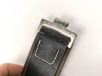 Koppelriemen für Mannschaften der Wehrmacht. neuzeitliche Fertigung aus Kunstleder, der Haken unrichtig aber augenscheinlich Stabil. Gesamtlänge 112cm, sie erhalten ein ( 1 ) Stück