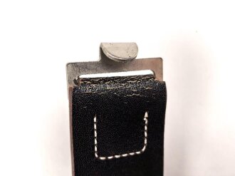 Koppelriemen für Mannschaften der Wehrmacht. neuzeitliche Fertigung aus Kunstleder, der Haken unrichtig aber augenscheinlich Stabil. Gesamtlänge 112cm, sie erhalten ein ( 1 ) Stück