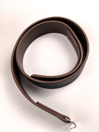 Koppelriemen für Mannschaften der Wehrmacht. neuzeitliche Fertigung aus Kunstleder, der Haken unrichtig aber augenscheinlich Stabil. Gesamtlänge 112cm, sie erhalten ein ( 1 ) Stück