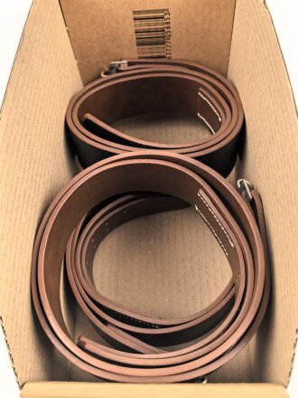 Koppelriemen für Mannschaften der Wehrmacht. neuzeitliche Fertigung aus Kunstleder, der Haken unrichtig aber augenscheinlich Stabil. Gesamtlänge 112cm, sie erhalten ein ( 1 ) Stück