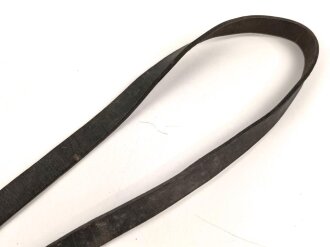 Querriemen / Sturmriemen für die Uniform der Parteiverbände. Schwarzes, angetrocknetes Leder, ungereinigt, Gesamtlänge 98cm