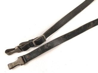 Querriemen / Sturmriemen für die Uniform der Parteiverbände. Schwarzes, angetrocknetes Leder, ungereinigt, Gesamtlänge 98cm