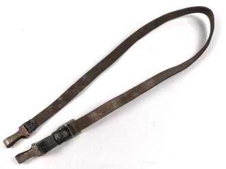 Querriemen / Sturmriemen für die Uniform der Parteiverbände. Schwarzes, angetrocknetes Leder, ungereinigt, Gesamtlänge 98cm
