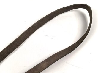 Querriemen / Sturmriemen für die Uniform der Parteiverbände. Schwarzes, angetrocknetes Leder, ungereinigt, Gesamtlänge 98cm
