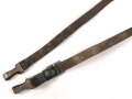 Querriemen / Sturmriemen für die Uniform der Parteiverbände. Schwarzes, angetrocknetes Leder, ungereinigt, Gesamtlänge 98cm
