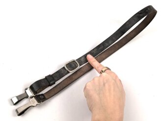 Querriemen / Sturmriemen für die Uniform der Parteiverbände. Schwarzes, weiches Leder, ungereinigt, Gesamtlänge 83cm