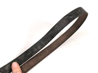 Querriemen / Sturmriemen für die Uniform der Parteiverbände. Schwarzes, weiches Leder, ungereinigt, Gesamtlänge 83cm