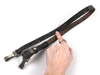 Querriemen / Sturmriemen für die Uniform der Parteiverbände. Schwarzes, weiches Leder, ungereinigt, Gesamtlänge 83cm