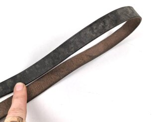 Querriemen / Sturmriemen für die Uniform der Parteiverbände. Schwarzes, weiches Leder, ungereinigt, Gesamtlänge 83cm