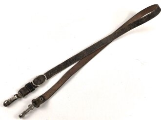 Trageriemen aus Leder, ungewöhnliche Karabinerhaken, Nachkrieg ? Gesamtlänge 100cm