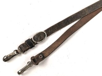 Trageriemen aus Leder, ungewöhnliche Karabinerhaken, Nachkrieg ? Gesamtlänge 100cm