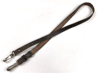 Trageriemen aus Leder, ungewöhnliche Karabinerhaken, Nachkrieg ? Gesamtlänge 100cm
