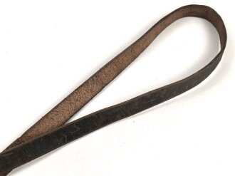 Trageriemen aus Leder, ungewöhnliche Karabinerhaken, Nachkrieg ? Gesamtlänge 100cm