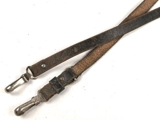 Trageriemen aus Leder, ungewöhnliche Karabinerhaken, Nachkrieg ? Gesamtlänge 100cm
