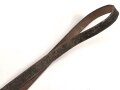 Trageriemen aus Leder, ungewöhnliche Karabinerhaken, Nachkrieg ? Gesamtlänge 100cm