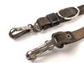 Trageriemen aus Leder, ungewöhnliche Karabinerhaken, Nachkrieg ? Gesamtlänge 100cm