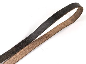 Trageriemen aus Leder, ungewöhnliche Karabinerhaken, Nachkrieg ? Gesamtlänge 100cm