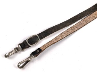 Trageriemen aus Leder, ungewöhnliche Karabinerhaken, Nachkrieg ? Gesamtlänge 100cm