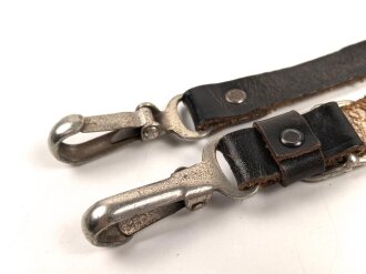 Trageriemen aus Leder, ungewöhnliche Karabinerhaken, Nachkrieg ? Gesamtlänge 100cm