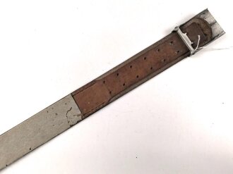 Ausgehkoppel zum Waffenrock für Mannschaftsdienstgrade des Heeres. Aluminiumschloss mit aufgeklammertem Emblem. der Riemen mit Filz unterfüttert, Gesamtlänge 95cm