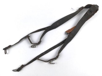 Koppeltragegestell für Angehörige des Heeres. Stark getragenes Stück, das Endstück samt "Birne" halte ich für eine sehr gute, neuzeitliche Fertigung.