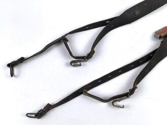 Koppeltragegestell für Angehörige des Heeres. Stark getragenes Stück, das Endstück samt "Birne" halte ich für eine sehr gute, neuzeitliche Fertigung.