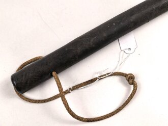 Schlagstock aus Gummi, Gesamtlänge 30cm, mittig angebrochen. Laut Angabe der Familie vom Großvater stammend, dieser war bei der SA