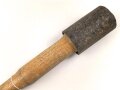 Exerzier Stielhandgranate aus der Zeit des 2. Weltkrieg.  Holz mit Metallring