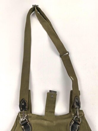 Brotbeutel Wehrmacht Heer, leicht getragenes Stück, datiert 1943, mit Trageriemen des gleichen Herstellers