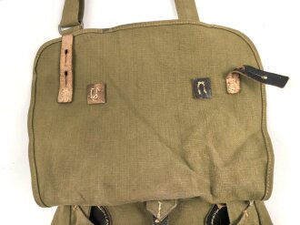 Brotbeutel Wehrmacht Heer, leicht getragenes Stück, datiert 1943, mit Trageriemen des gleichen Herstellers