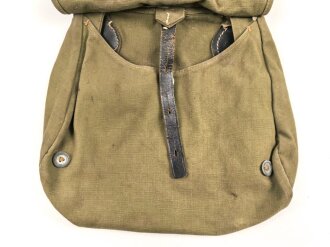 Brotbeutel Wehrmacht Heer, leicht getragenes Stück, datiert 1943, mit Trageriemen des gleichen Herstellers