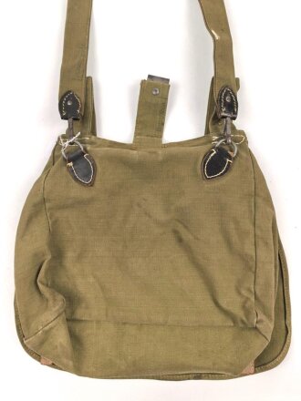 Brotbeutel Wehrmacht Heer, leicht getragenes Stück, datiert 1943, mit Trageriemen des gleichen Herstellers
