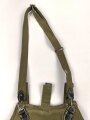 Brotbeutel Wehrmacht Heer, leicht getragenes Stück, datiert 1943, mit Trageriemen des gleichen Herstellers