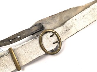 Geweisstes Ledernes Bandolier mit Messingbeschlägen. Alter unf Herkunft unbekannt.