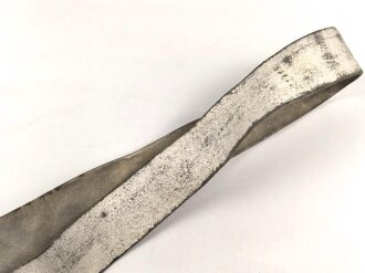 Geweisstes Ledernes Bandolier mit Messingbeschlägen. Alter unf Herkunft unbekannt.