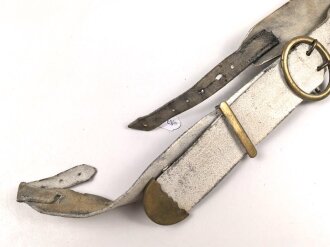 Geweisstes Ledernes Bandolier mit Messingbeschlägen. Alter unf Herkunft unbekannt.