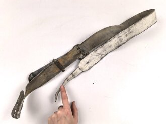 Geweisstes Ledernes Bandolier mit Messingbeschlägen. Alter unf Herkunft unbekannt.