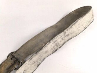 Geweisstes Ledernes Bandolier mit Messingbeschlägen. Alter unf Herkunft unbekannt.