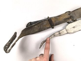 Geweisstes Ledernes Bandolier mit Messingbeschlägen. Alter unf Herkunft unbekannt.