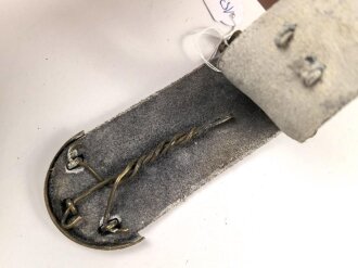 Geweisstes Ledernes Bandolier mit Messingbeschlägen. Alter unf Herkunft unbekannt.