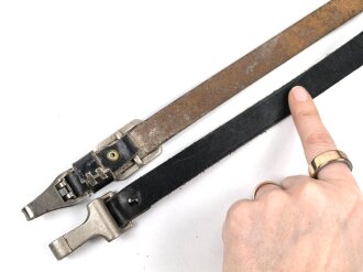 Querriemen / Sturmriemen für die Uniform der Parteiverbände. Schwarzes Leder, ungereinigt, Gesamtlänge 76m