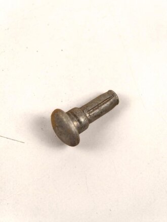 Gewaltiges Konvolut Aluminiumnieten Wehrmacht, Kopfdurchmesser 9,1mm, Gesamtlänge  16,1mm. Insgesamt 2340 Gramm