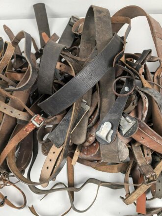 Gewaltiges Konvolut Lederzeug aller Art, insgesamt mehr als 6 Kilo