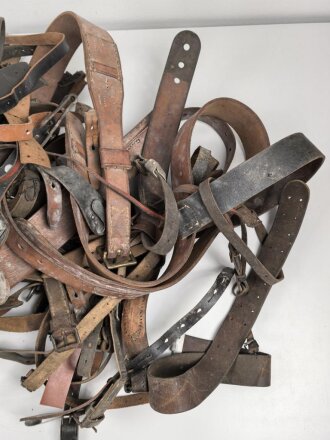 Gewaltiges Konvolut Lederzeug aller Art, insgesamt mehr als 6 Kilo