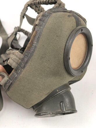 Gasmaske Modell 1930 Wehrmacht. Datiert 1939, ungereinigtes Stück, angetrocknet
